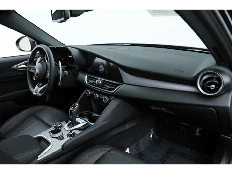 2025 Alfa Romeo Giulia - Image 10 of 21