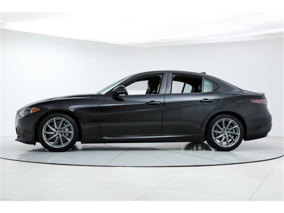 2025 Alfa Romeo Giulia - Image 2 of 21