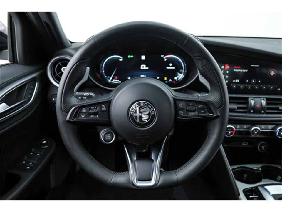 2025 Alfa Romeo Giulia - Image 17 of 21