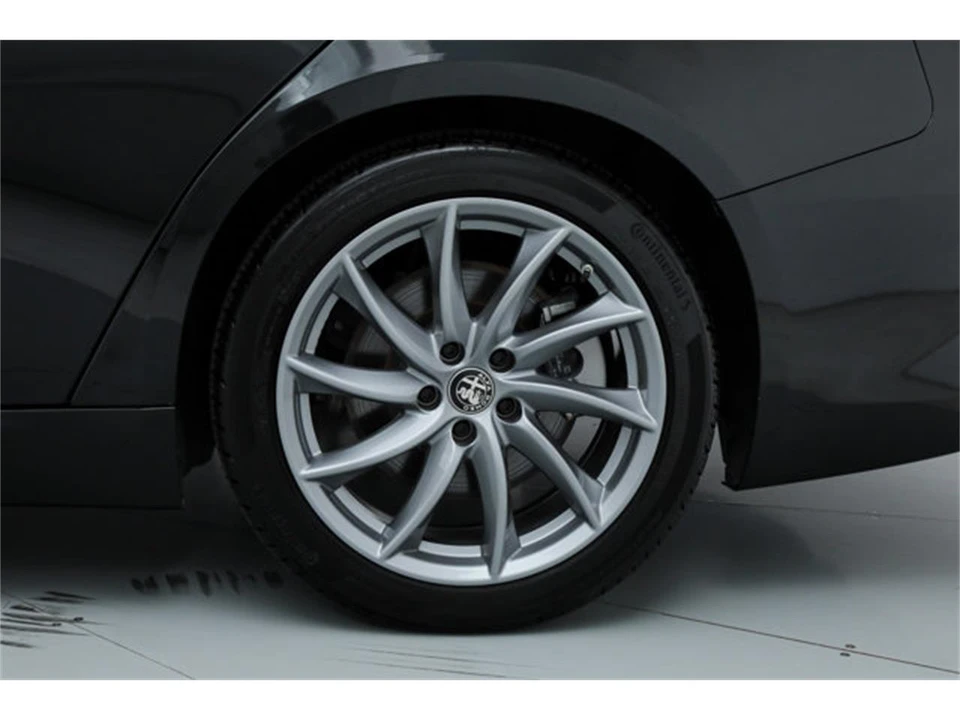 2025 Alfa Romeo Giulia - Image 19 of 21