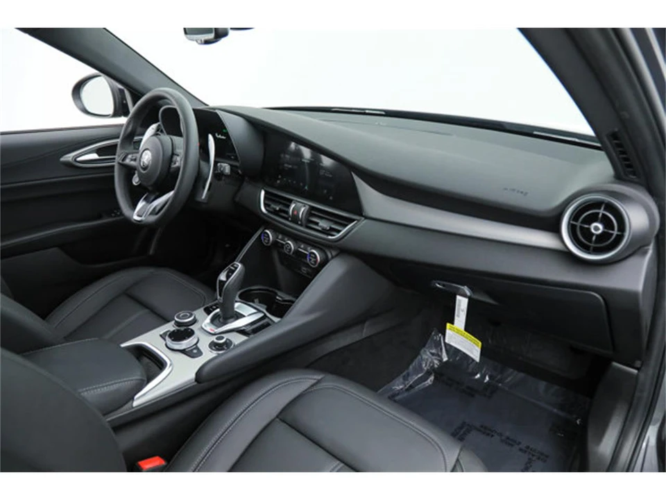 2025 Alfa Romeo Giulia - Image 10 of 22