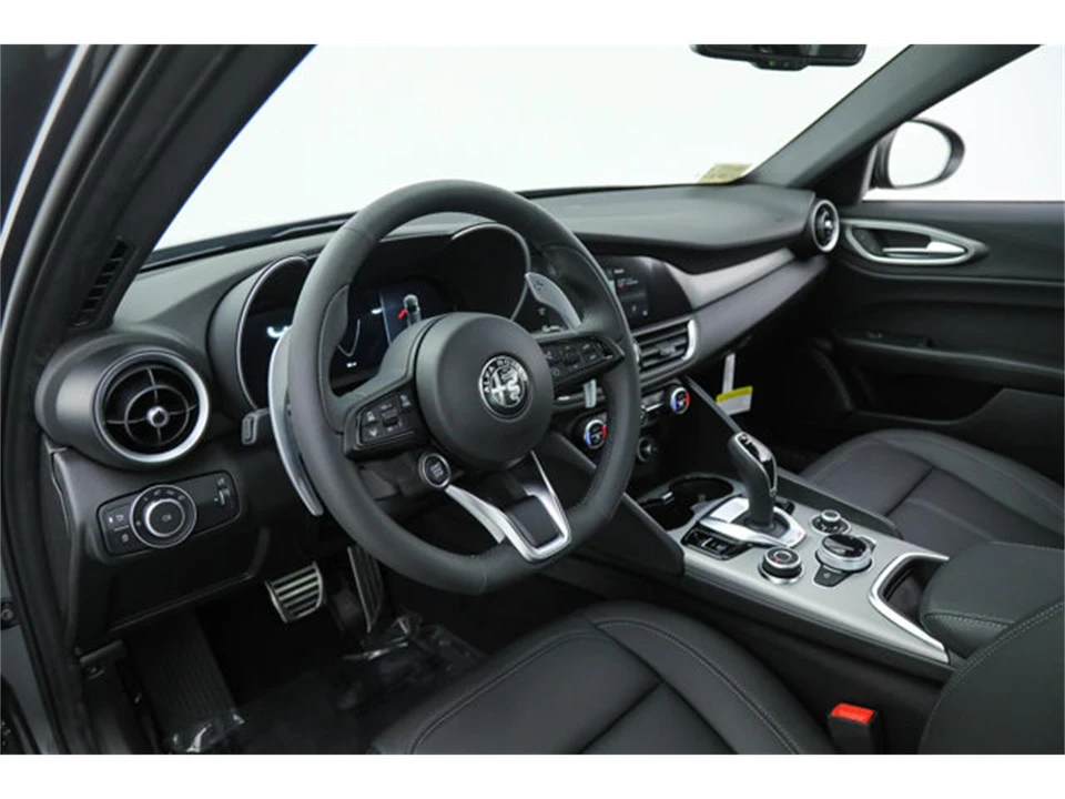 2025 Alfa Romeo Giulia - Image 16 of 22