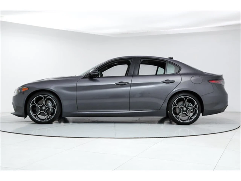 2025 Alfa Romeo Giulia - Image 2 of 22