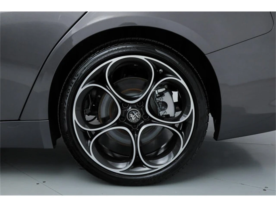 2025 Alfa Romeo Giulia - Image 19 of 22