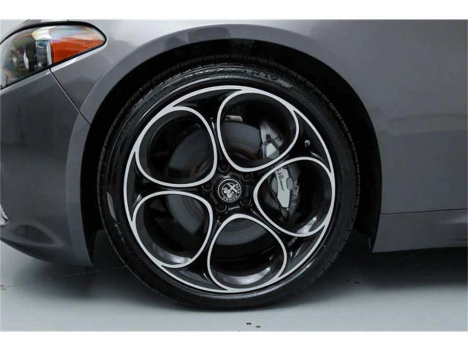 2025 Alfa Romeo Giulia - Image 18 of 22