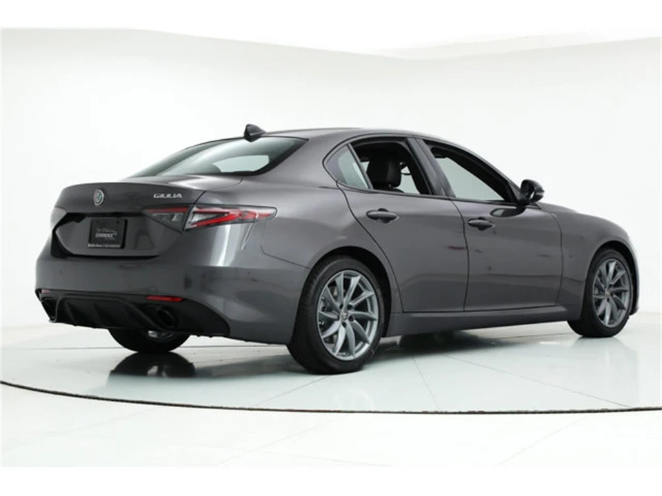 2025 Alfa Romeo Giulia - Image 5 of 18
