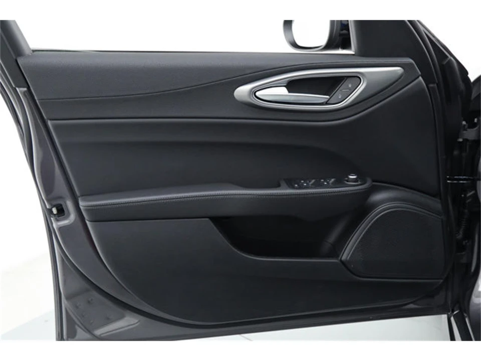 2025 Alfa Romeo Giulia - Image 14 of 18