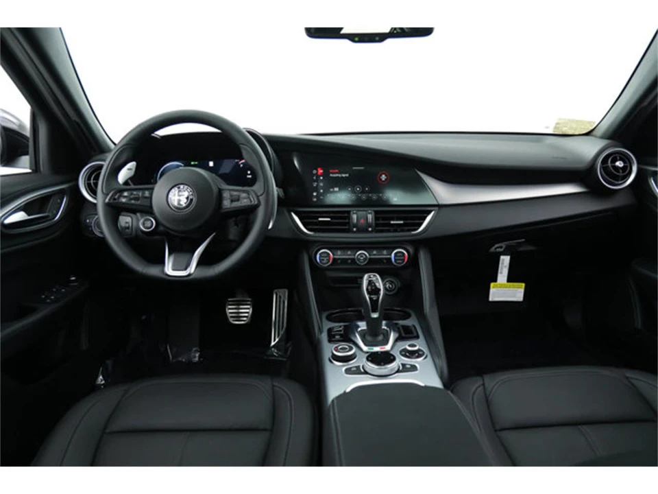 2025 Alfa Romeo Giulia - Image 17 of 18