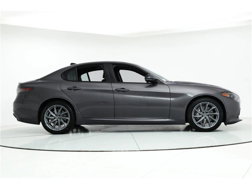 2025 Alfa Romeo Giulia - Image 6 of 18