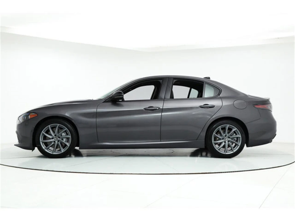 2025 Alfa Romeo Giulia - Image 2 of 18