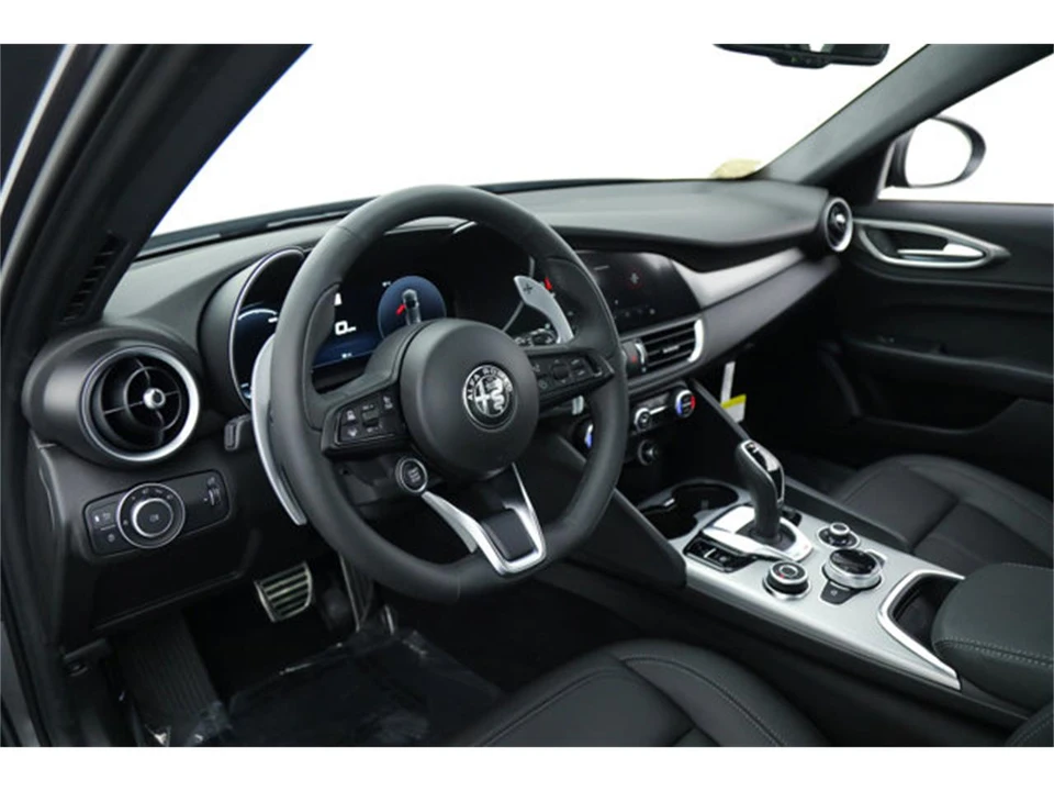 2025 Alfa Romeo Giulia - Image 15 of 18
