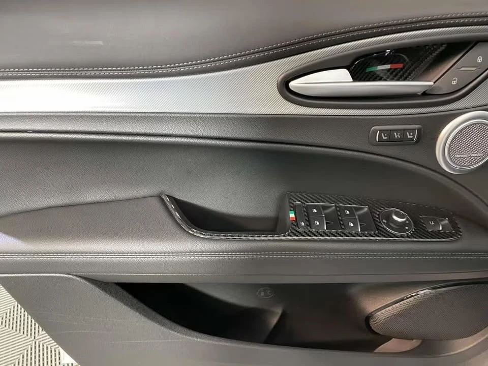 2025 Alfa Romeo Stelvio - Image 16 of 20