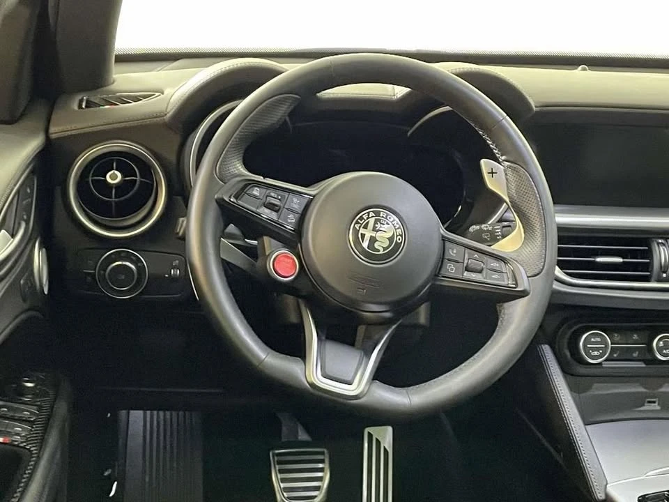 2025 Alfa Romeo Stelvio - Image 15 of 20