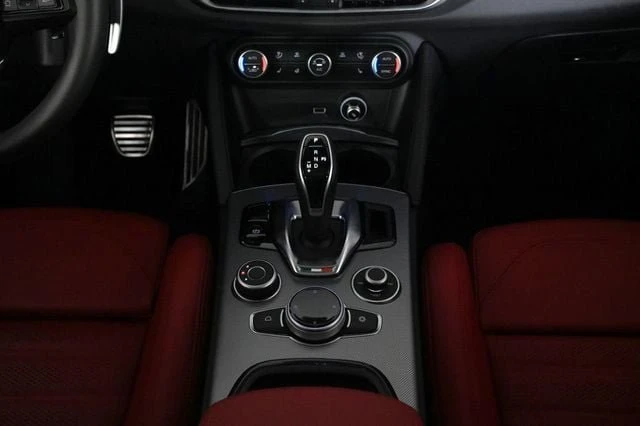 2025 Alfa Romeo Stelvio - Image 14 of 20