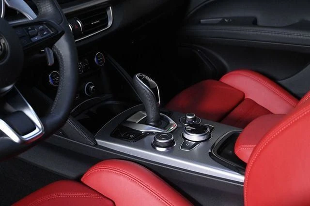 2025 Alfa Romeo Stelvio - Image 19 of 20