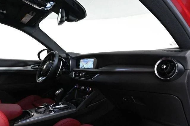 2025 Alfa Romeo Stelvio - Image 15 of 20