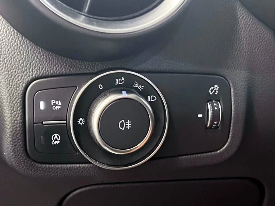 2025 Alfa Romeo Stelvio - Image 16 of 20