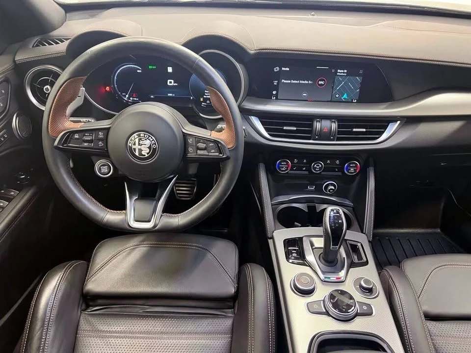 2025 Alfa Romeo Stelvio - Image 9 of 20