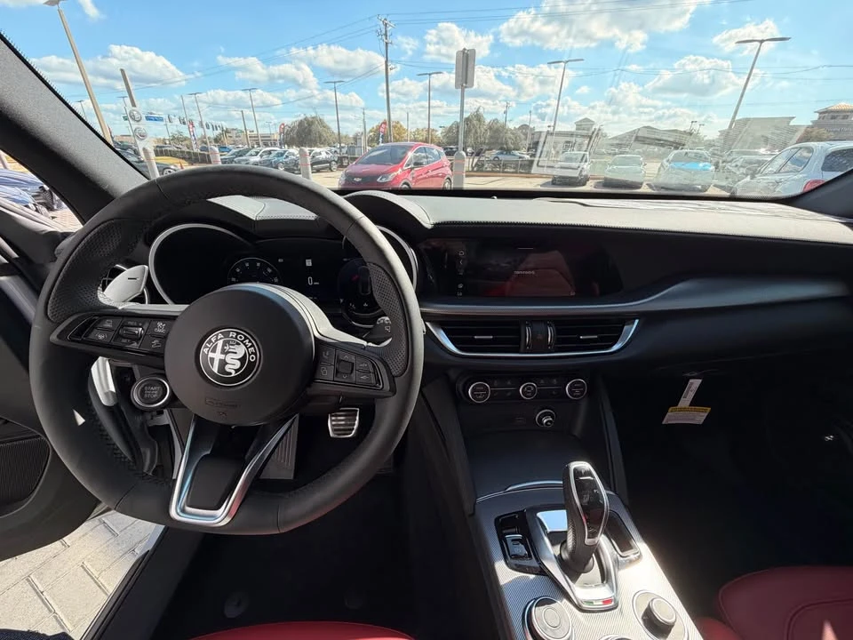 2025 Alfa Romeo Stelvio - Image 4 of 9