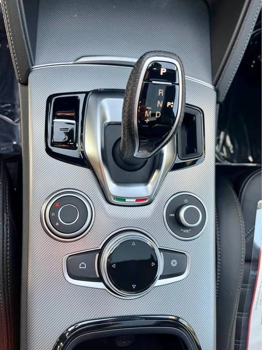 2025 Alfa Romeo Stelvio - Image 14 of 16