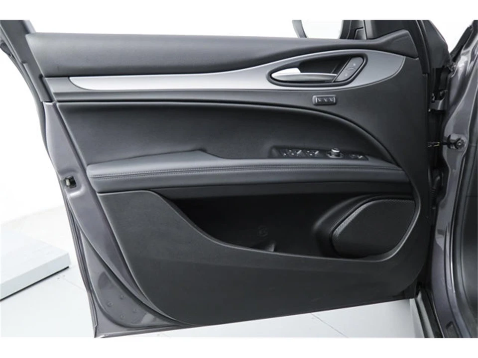 2025 Alfa Romeo Stelvio - Image 14 of 21