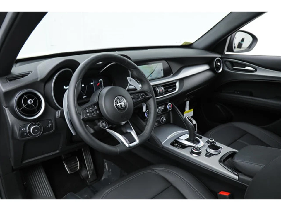 2025 Alfa Romeo Stelvio - Image 15 of 21