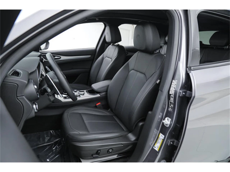 2025 Alfa Romeo Stelvio - Image 16 of 21