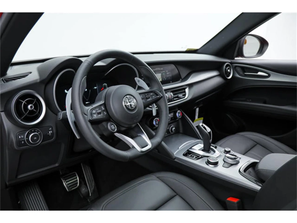 2025 Alfa Romeo Stelvio - Image 15 of 21