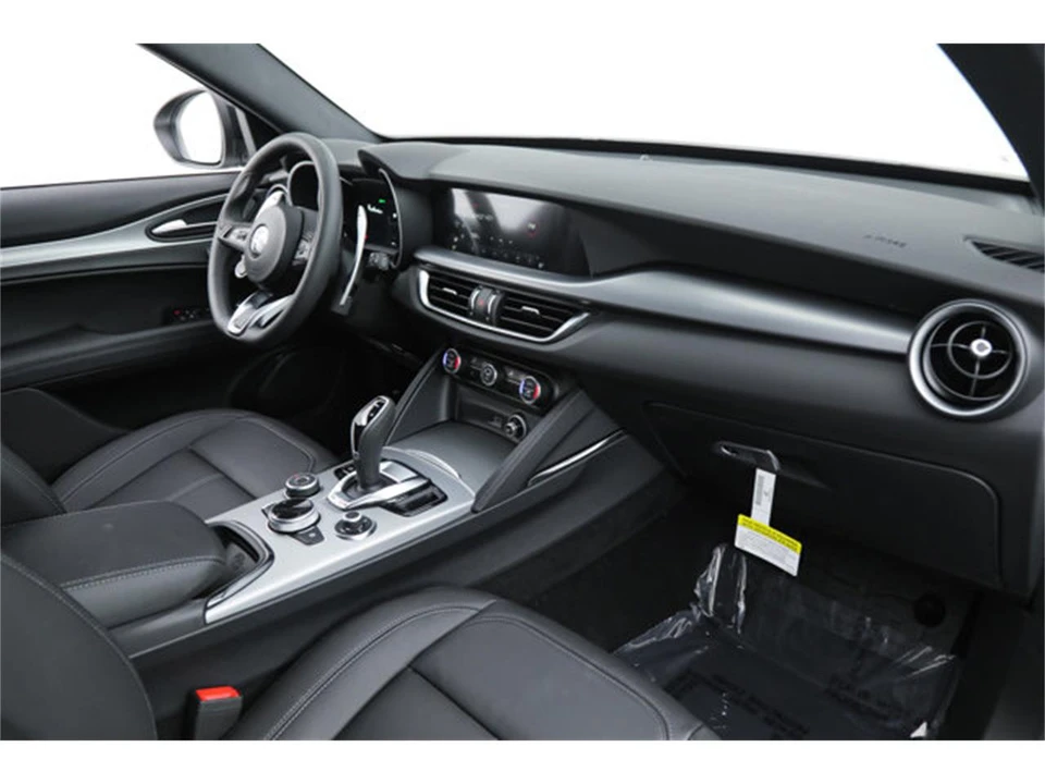 2025 Alfa Romeo Stelvio - Image 13 of 20