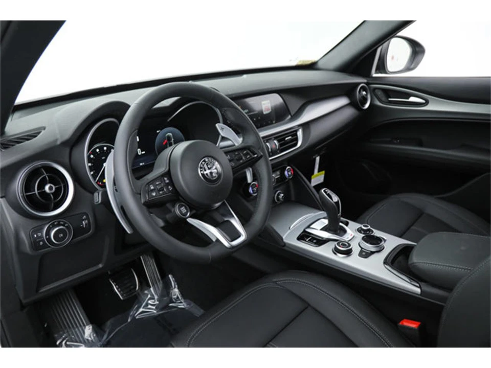 2025 Alfa Romeo Stelvio - Image 18 of 20