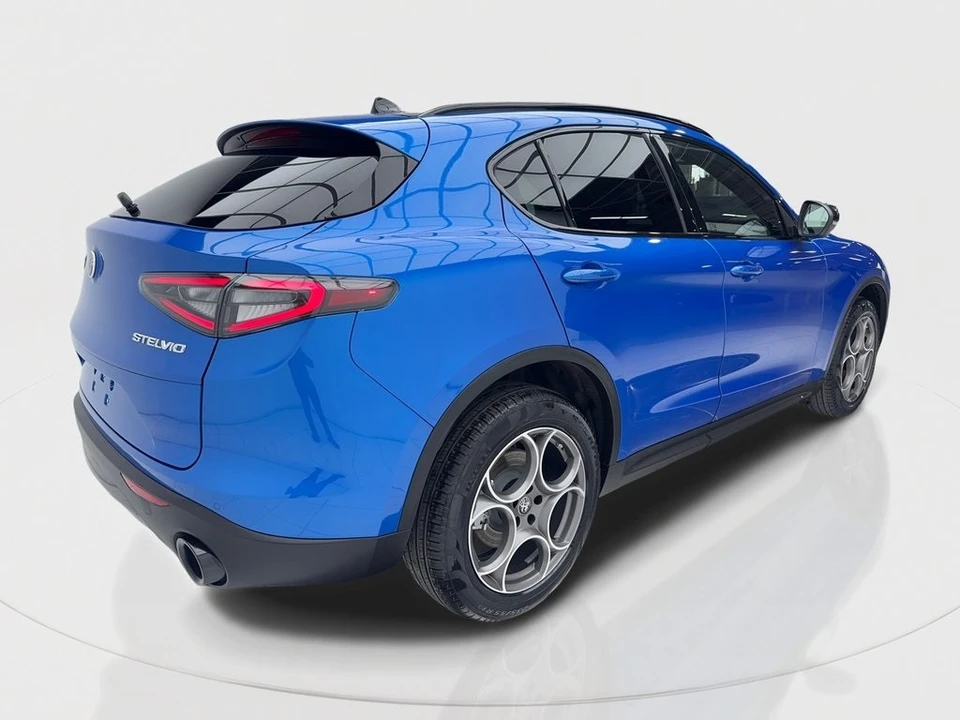 2025 Alfa Romeo Stelvio - Image 9 of 12