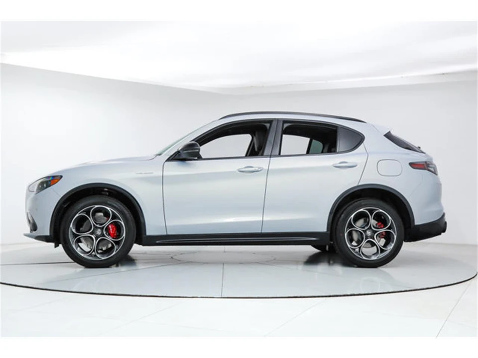 2025 Alfa Romeo Stelvio - Image 2 of 23