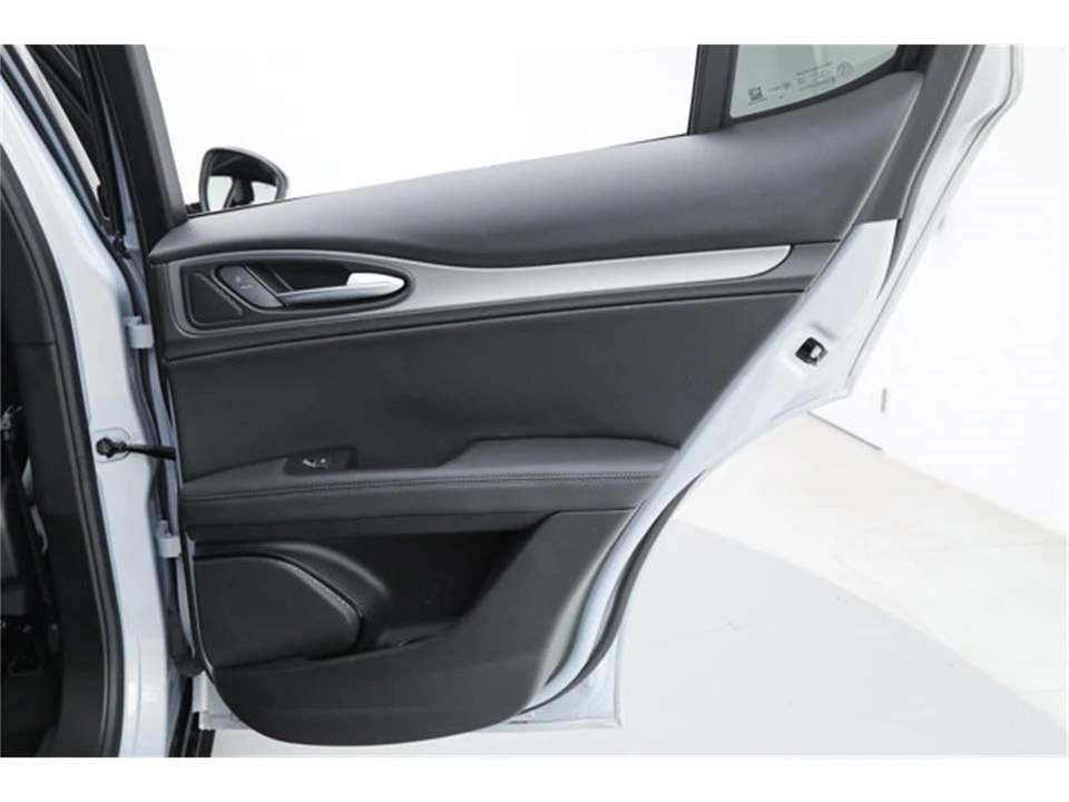 2025 Alfa Romeo Stelvio - Image 14 of 23