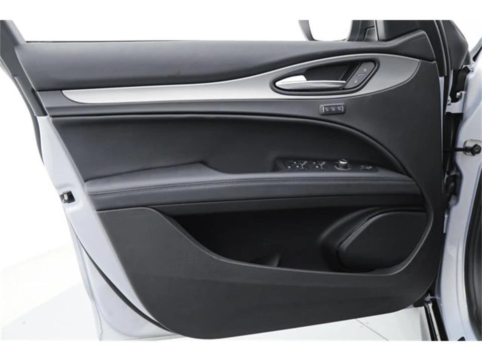 2025 Alfa Romeo Stelvio - Image 16 of 23