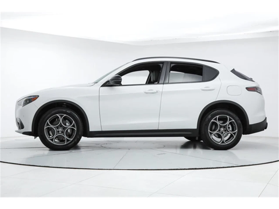 2025 Alfa Romeo Stelvio - Image 2 of 21