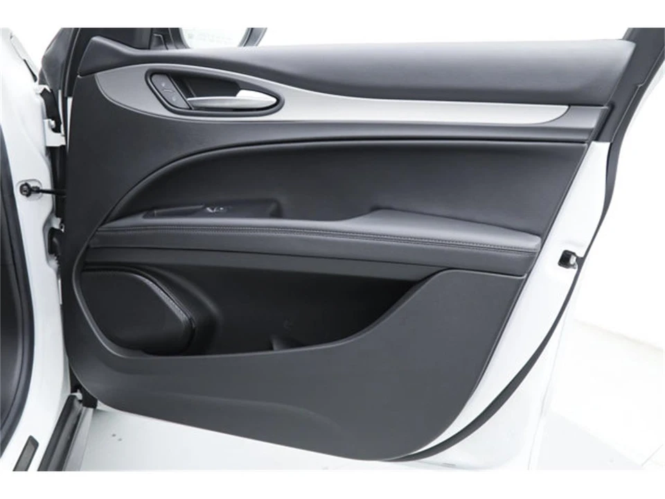 2025 Alfa Romeo Stelvio - Image 9 of 21