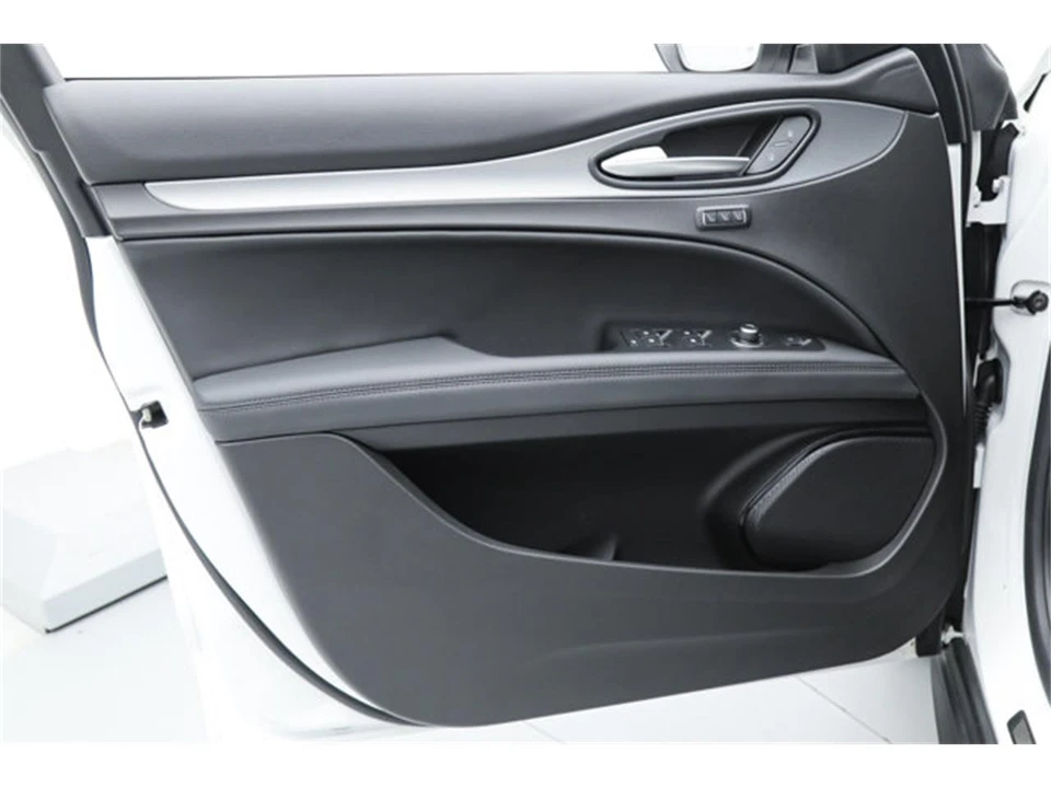 2025 Alfa Romeo Stelvio - Image 14 of 21