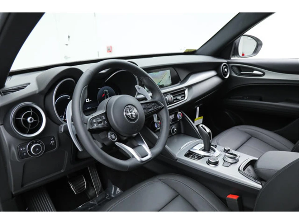 2025 Alfa Romeo Stelvio - Image 15 of 21