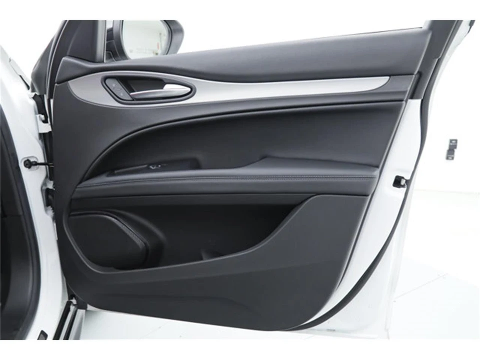 2025 Alfa Romeo Stelvio - Image 9 of 21