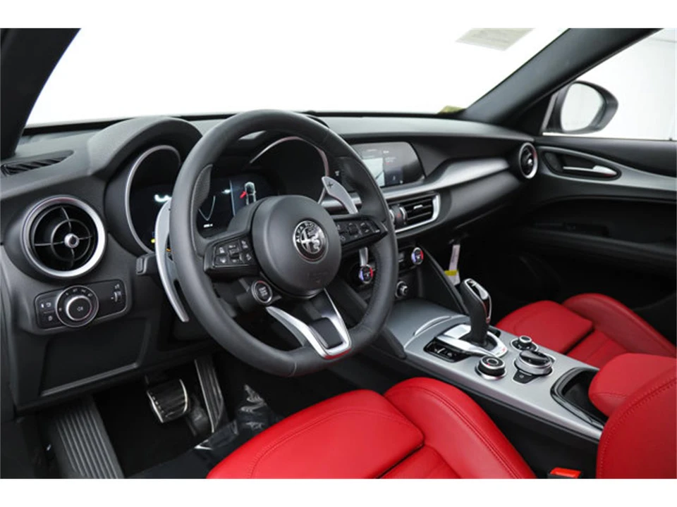 2025 Alfa Romeo Stelvio - Image 15 of 21