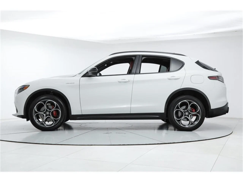 2025 Alfa Romeo Stelvio - Image 2 of 21