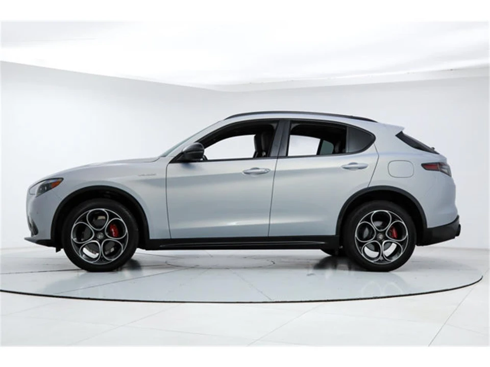 2025 Alfa Romeo Stelvio - Image 2 of 20