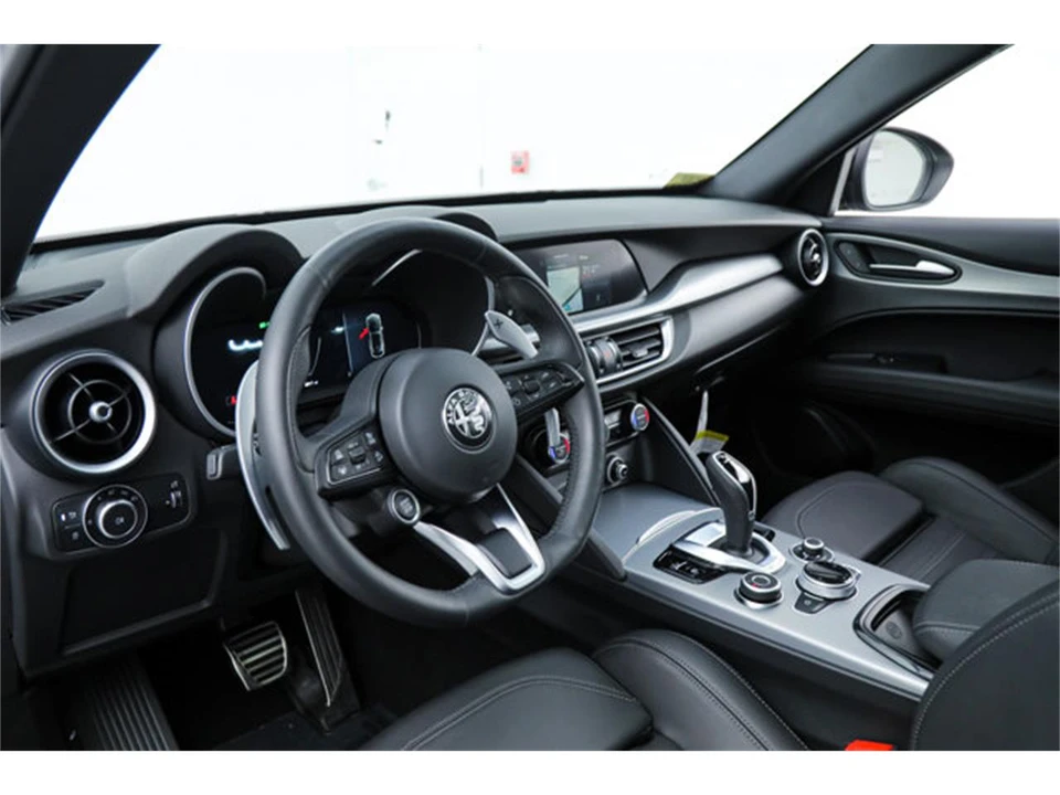 2025 Alfa Romeo Stelvio - Image 14 of 20