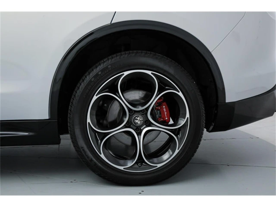 2025 Alfa Romeo Stelvio - Image 18 of 20