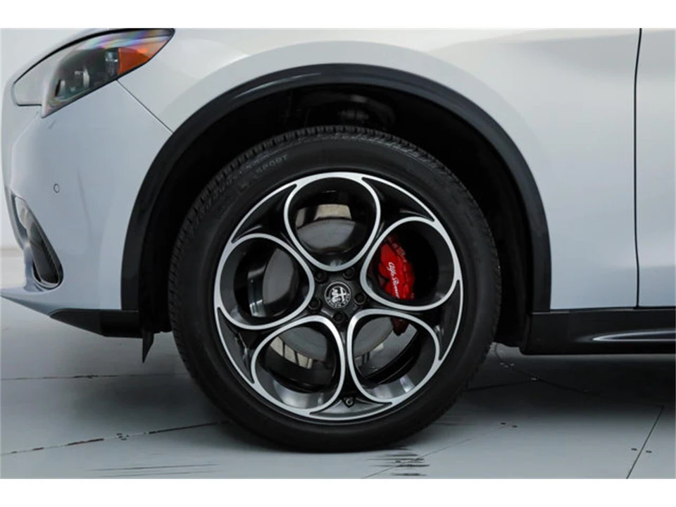 2025 Alfa Romeo Stelvio - Image 17 of 20