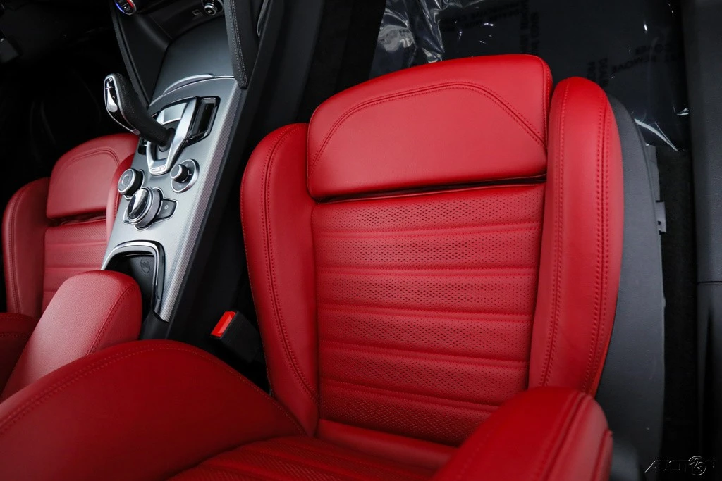 2025 Alfa Romeo Stelvio - Image 14 of 21