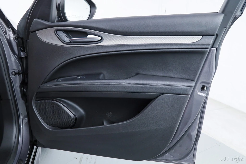 2025 Alfa Romeo Stelvio - Image 11 of 21