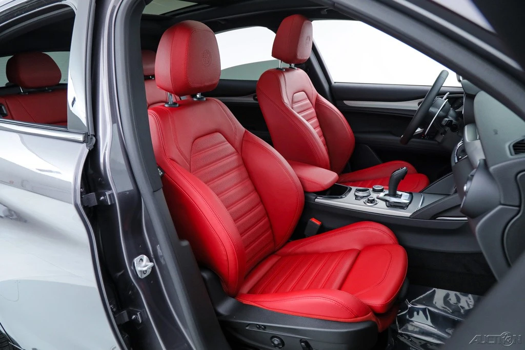 2025 Alfa Romeo Stelvio - Image 13 of 21