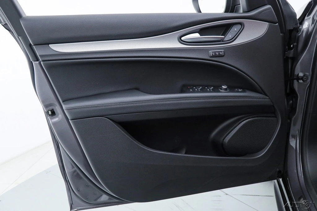 2025 Alfa Romeo Stelvio - Image 17 of 21