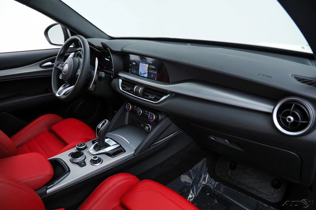 2025 Alfa Romeo Stelvio - Image 12 of 21